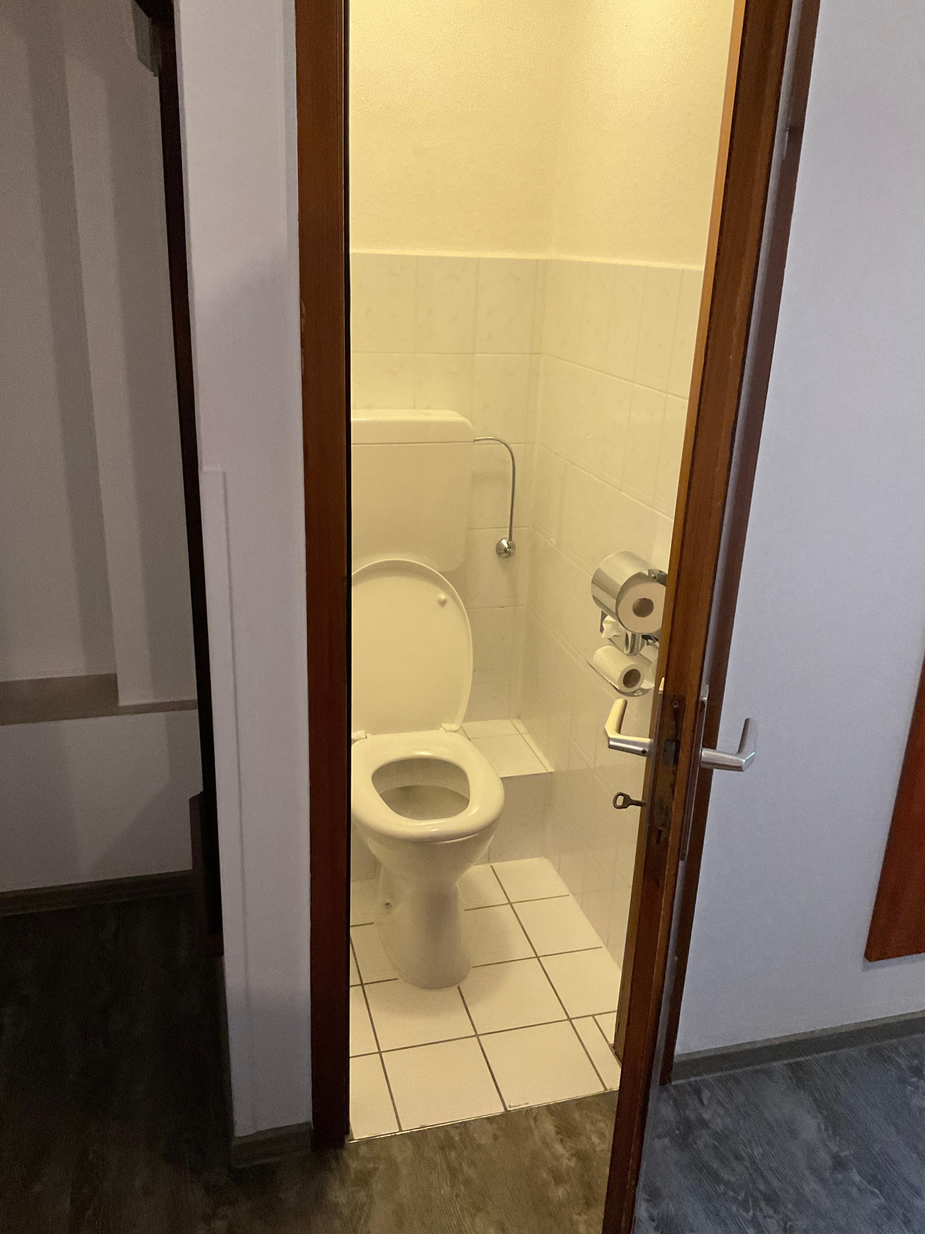 Toilette in einer Art Minischrank. 