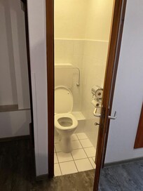 Toilette in einer Art Minischrank.