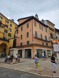 El hotel es el edificio amarillo, a la izquierda.
