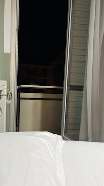 Quarto confortável com sacada.
