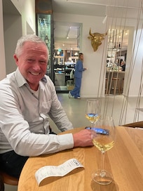 Gratis hvidvin i receptionen før maden👍