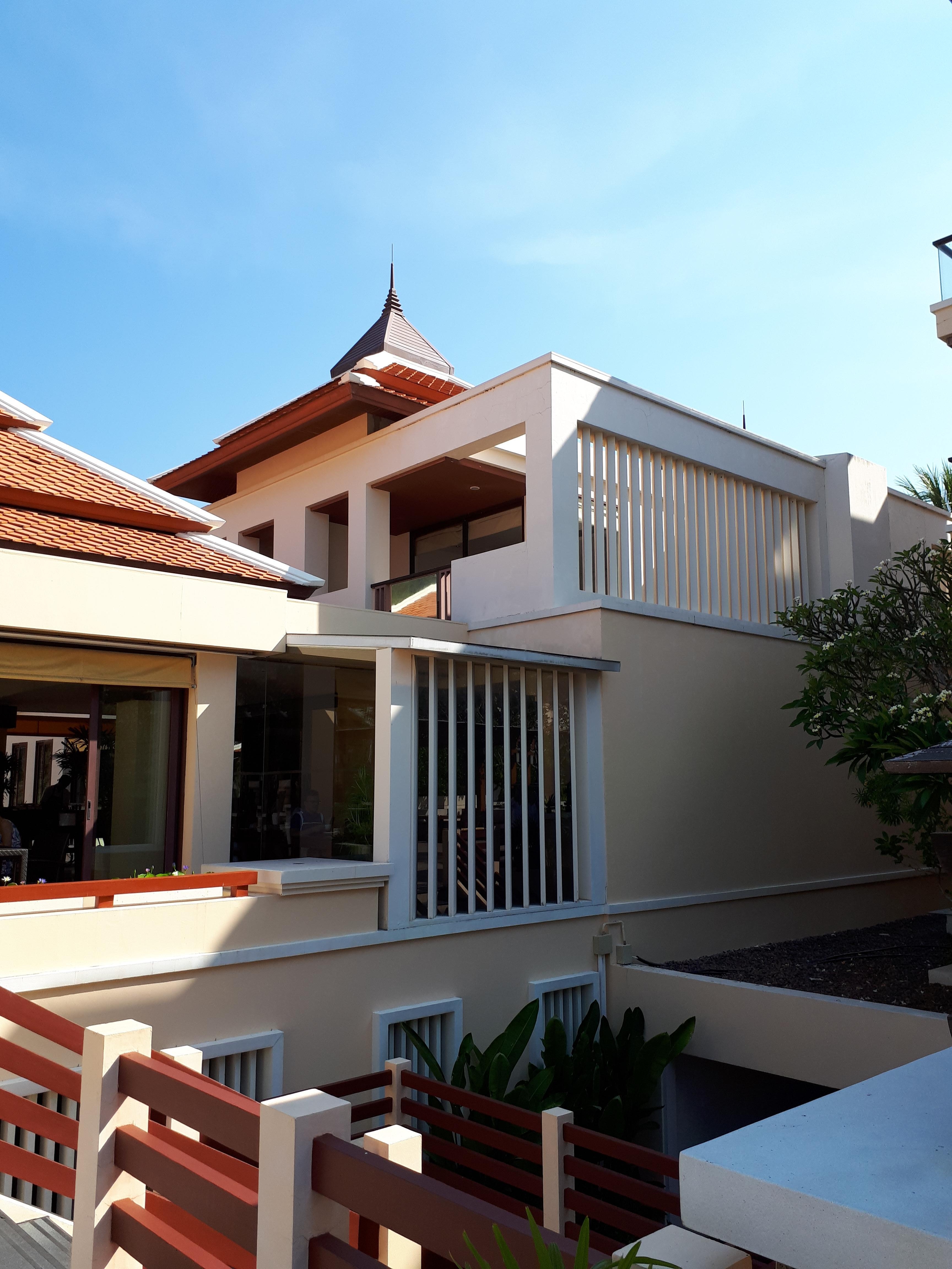 Chambre au dessus du restaurant. Terrasse peu engageante. 