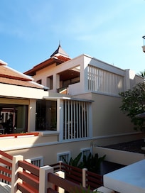 Chambre au dessus du restaurant. Terrasse peu engageante.