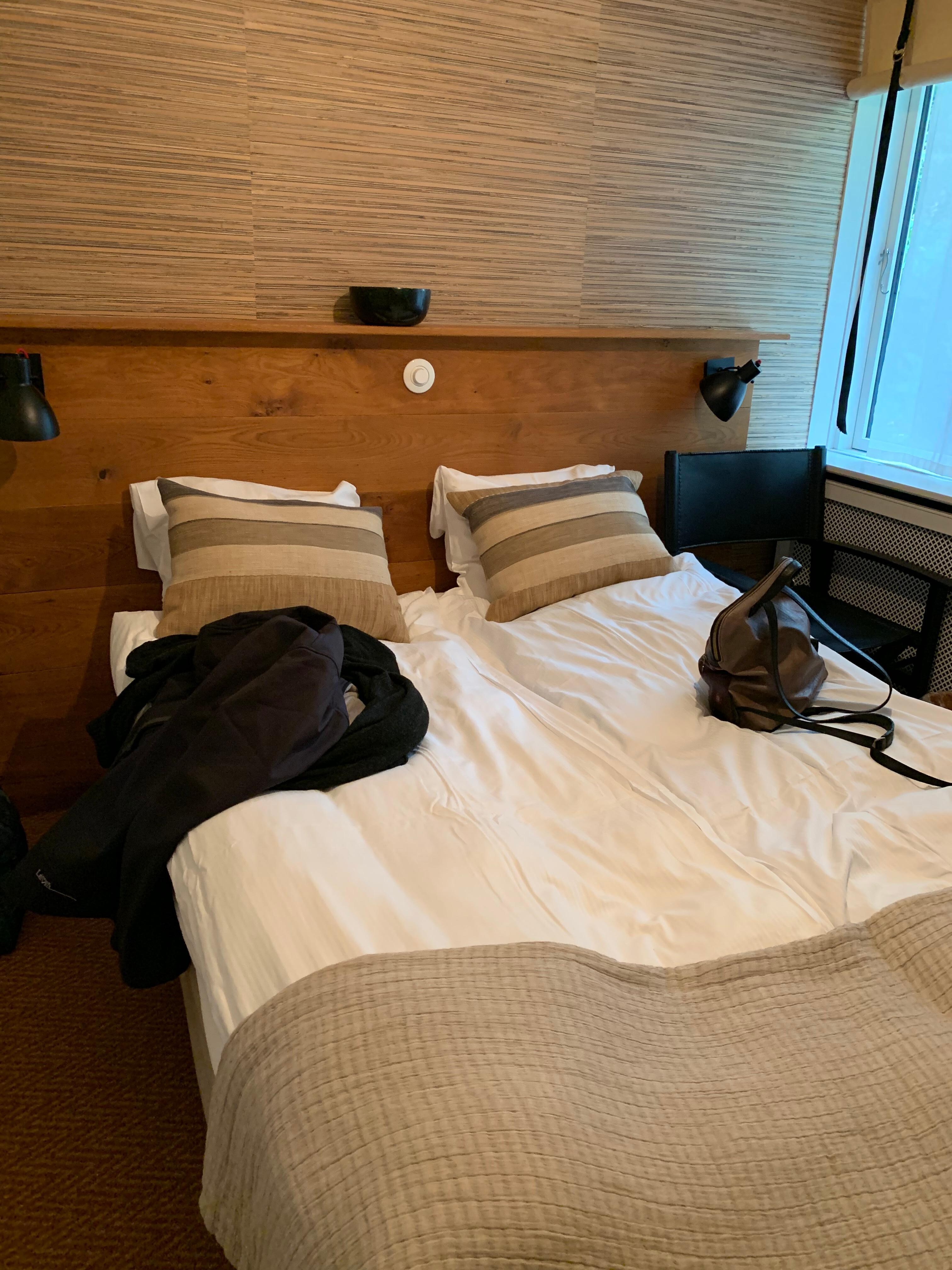 Billedet er taget i døråbningen ind til værelset. 