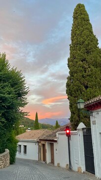 Utsikt från promenad i Albaisin gamla kvarteren