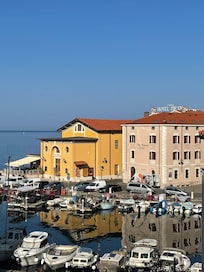 Blick zum Hafen von der Dachterassen Bar