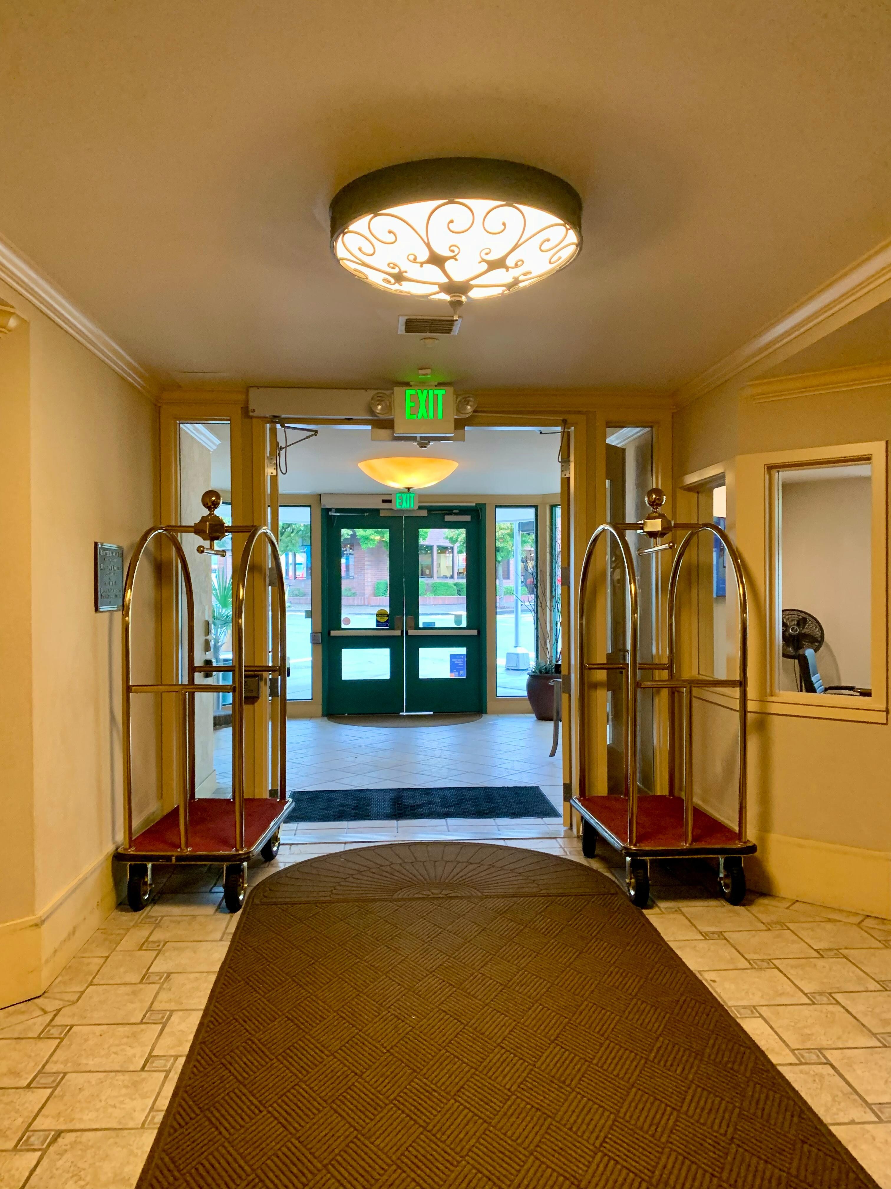 Entrén till hotellet.