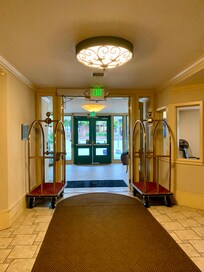 Entrén till hotellet.