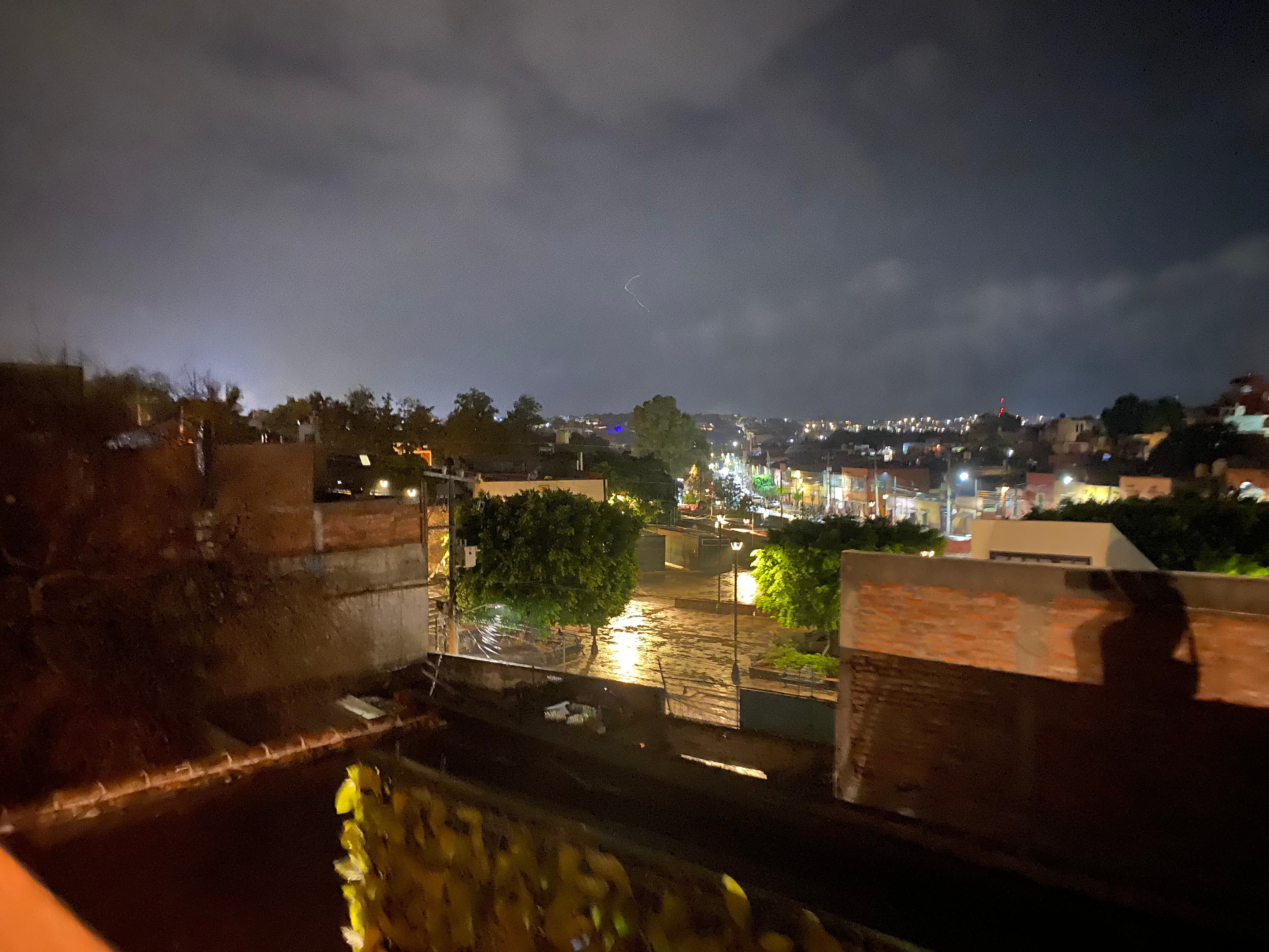 La vista de noche desde la parte superior