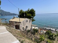 Haus vom Weg kommend