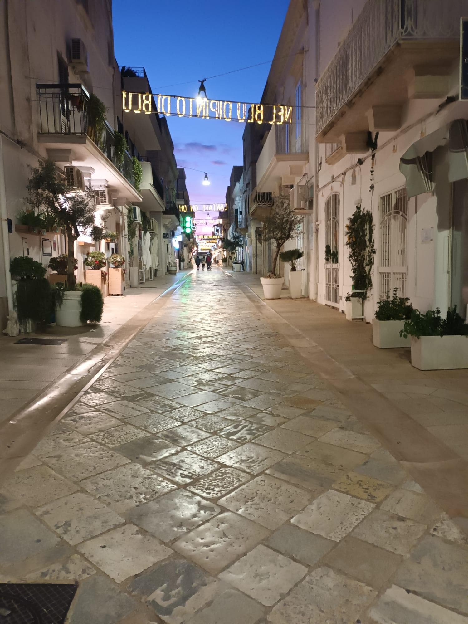 Lähialue viihtyisä, paljon ravintoloita