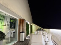 Quinto nivel terraza por la noche