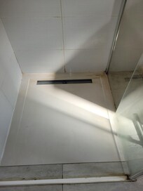 Duschkabine schmutzig mit Schimmel und halber TĂŒr