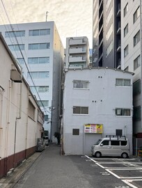 A little hard to find, hidden behind this grey building.
