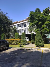 Blick von der Zufahrt aufs Hotel