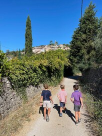 Walking to Callas, after this part it is shaded and lovely, with an old bathhouse on the way that has been restored. The last part is a steep uphill climb.