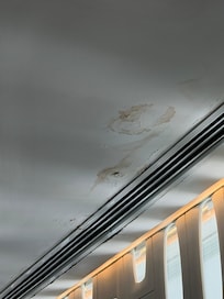 Todo o hall , recepção , rooftop estão assim com cheiro de mofo