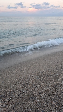 Der Strand ist steinig
