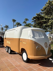 Foodtruck für Essen und Getränke am Pool