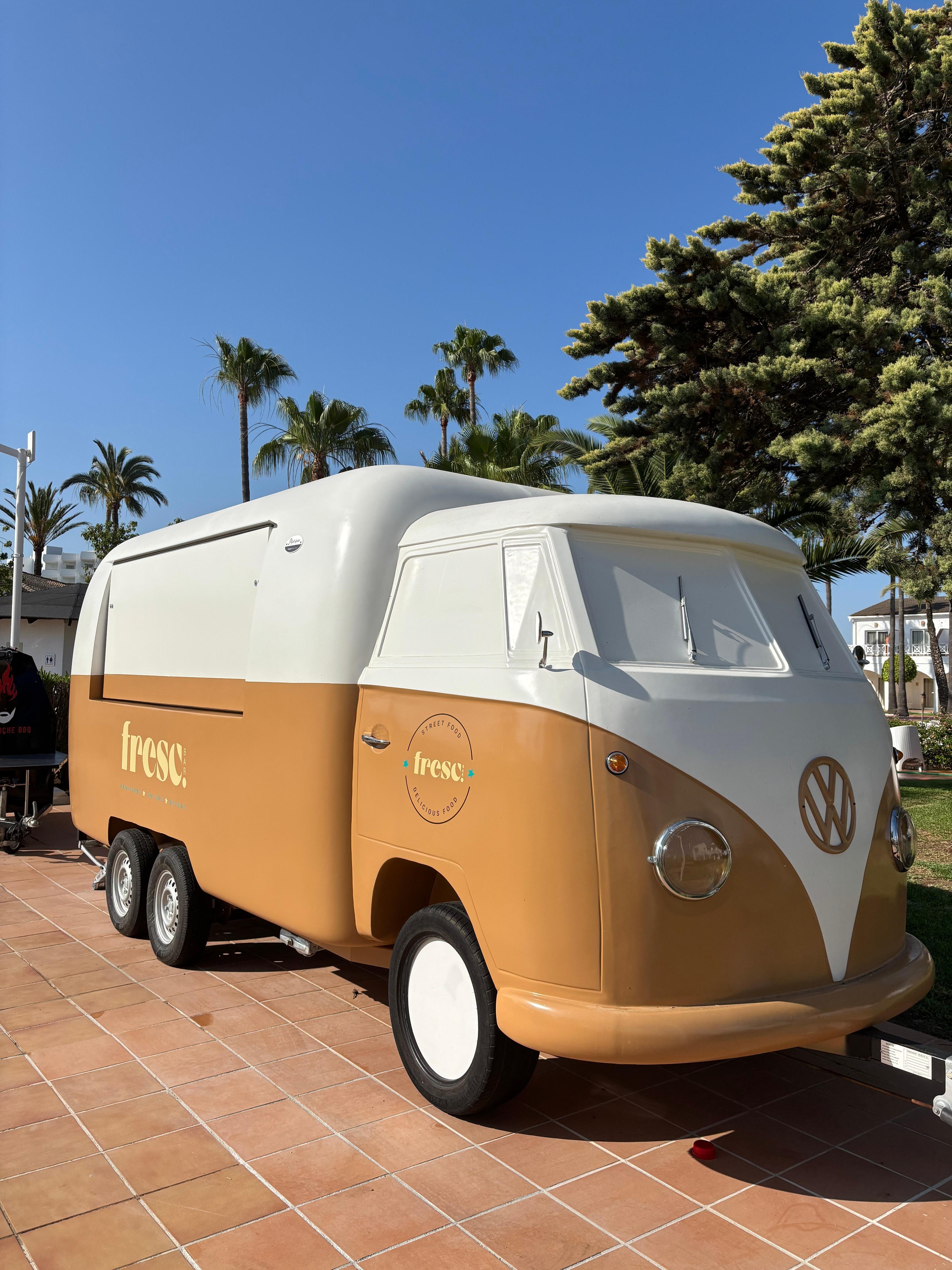 Foodtruck für Essen und Getränke am Pool