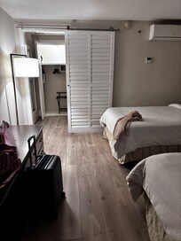 La habitación hermosa pero el baño caótico