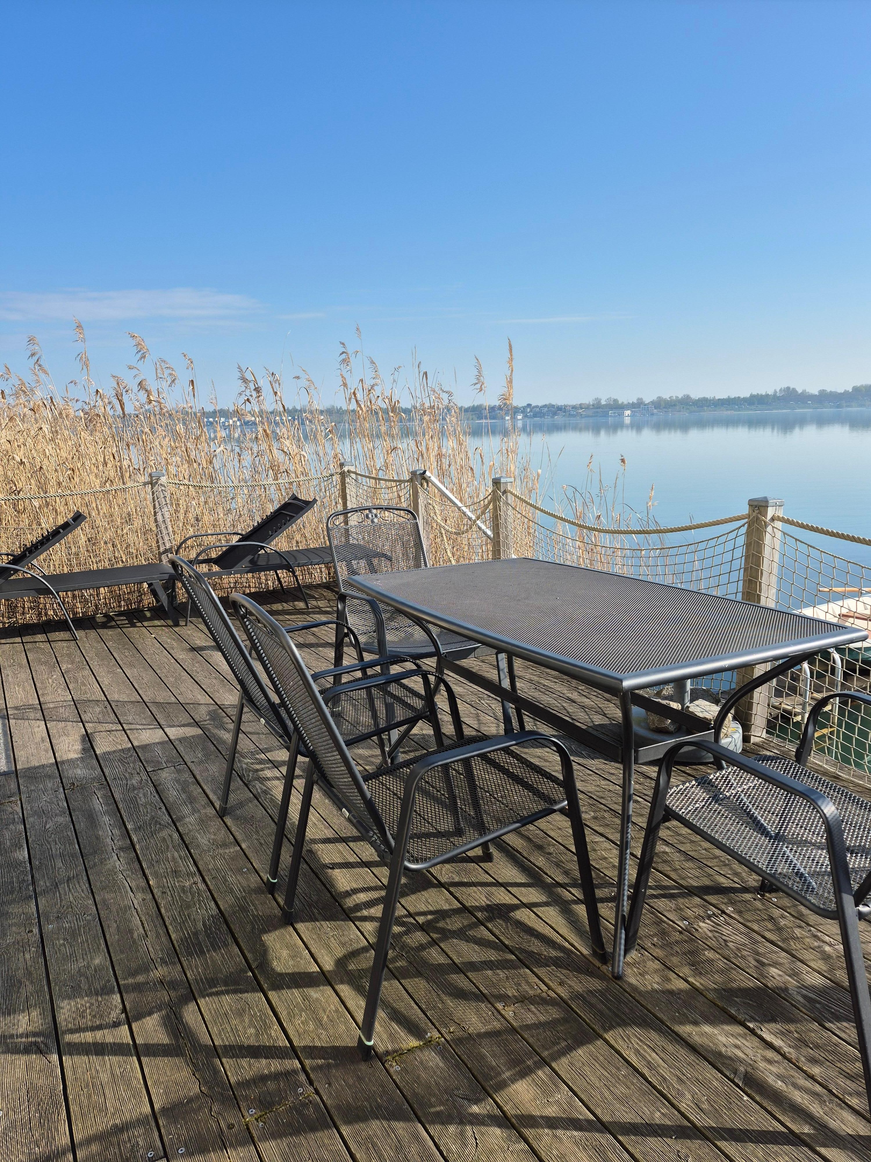  Terrasse am WoZi, rs gibt noch eine Dachterrasse