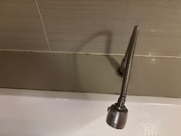 Vieze badkamer met riool geur