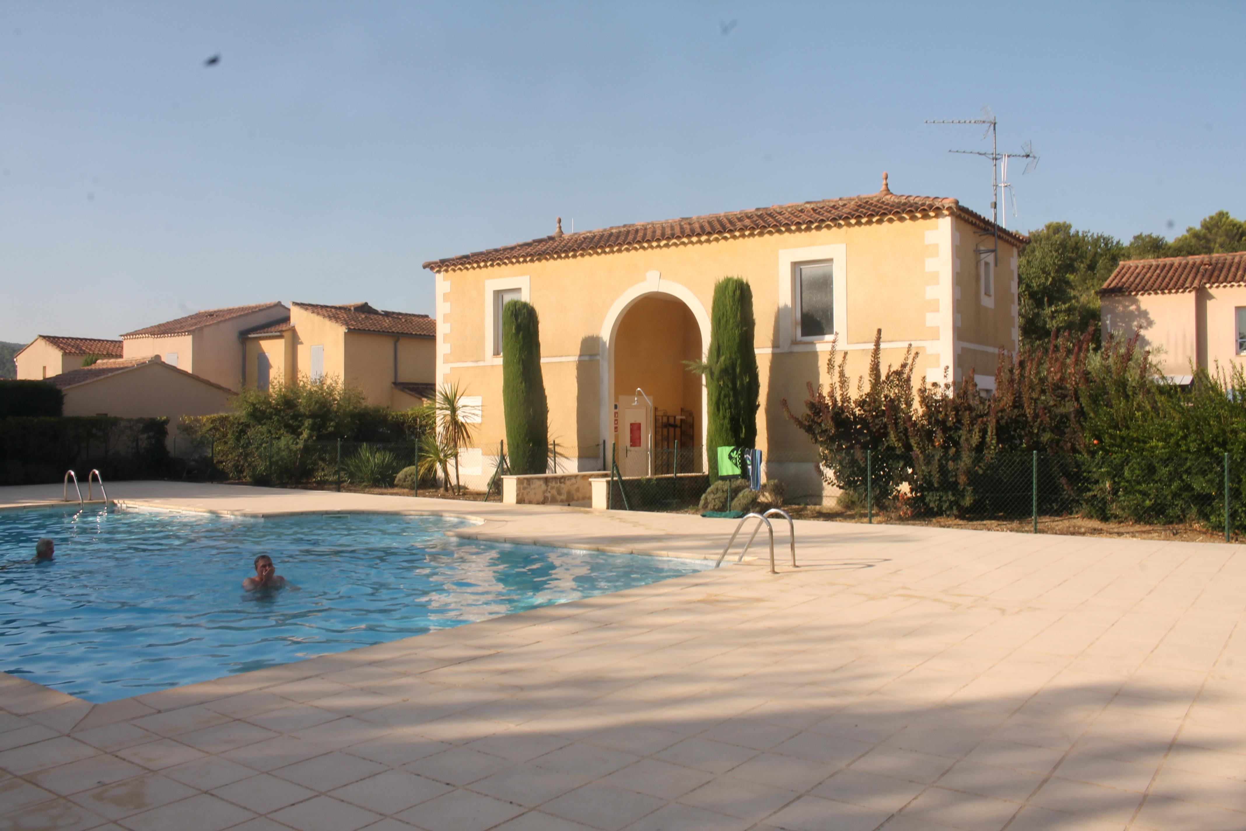 Schwimmbad zur frühen zeit am Morgen