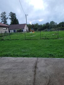 Blick vom Esstisch auf RĂŒckseite vom Haus