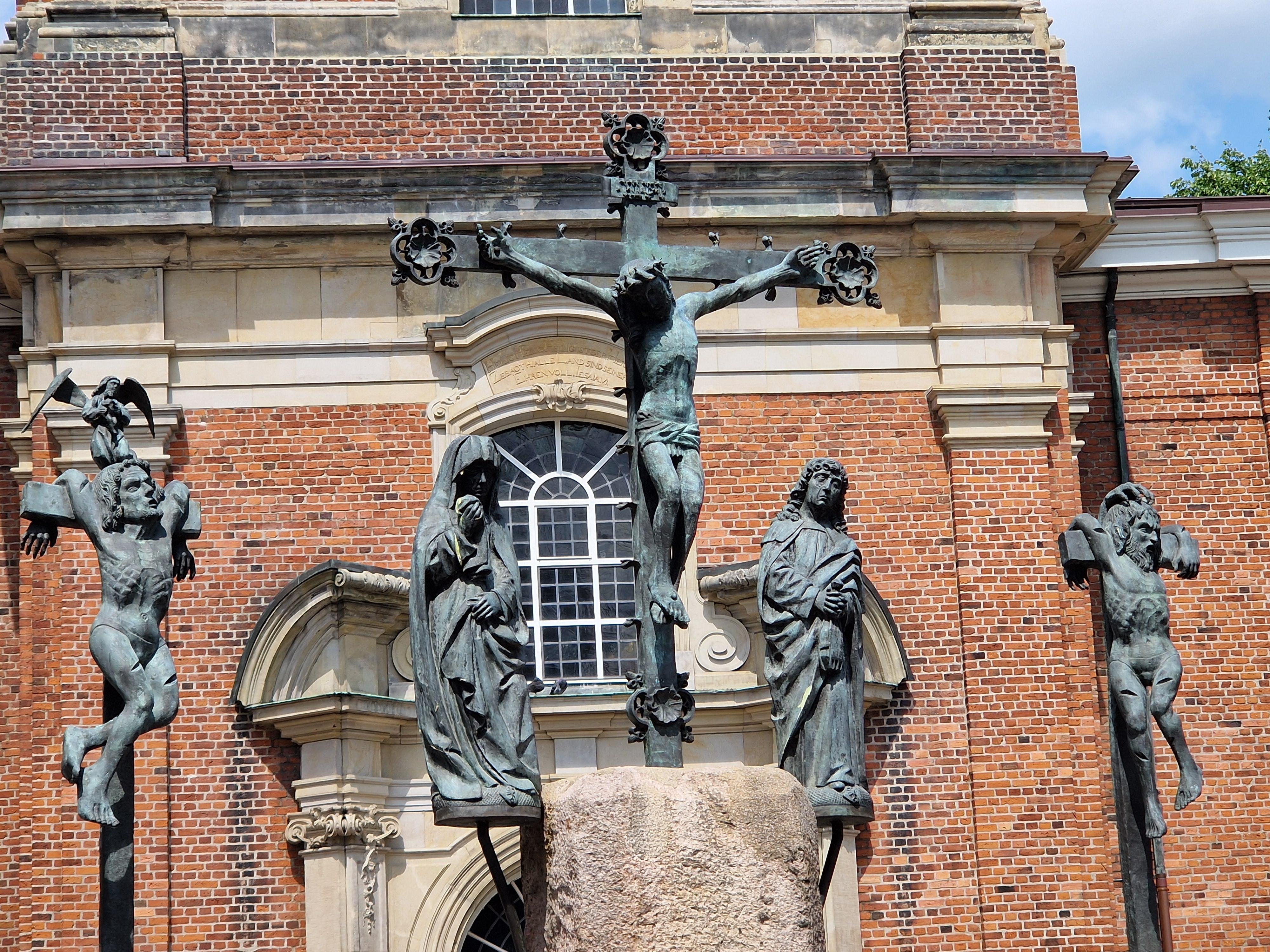Pleintje voor de Heilige-Dreieinigkeits-Kirche