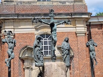 Pleintje voor de Heilige-Dreieinigkeits-Kirche