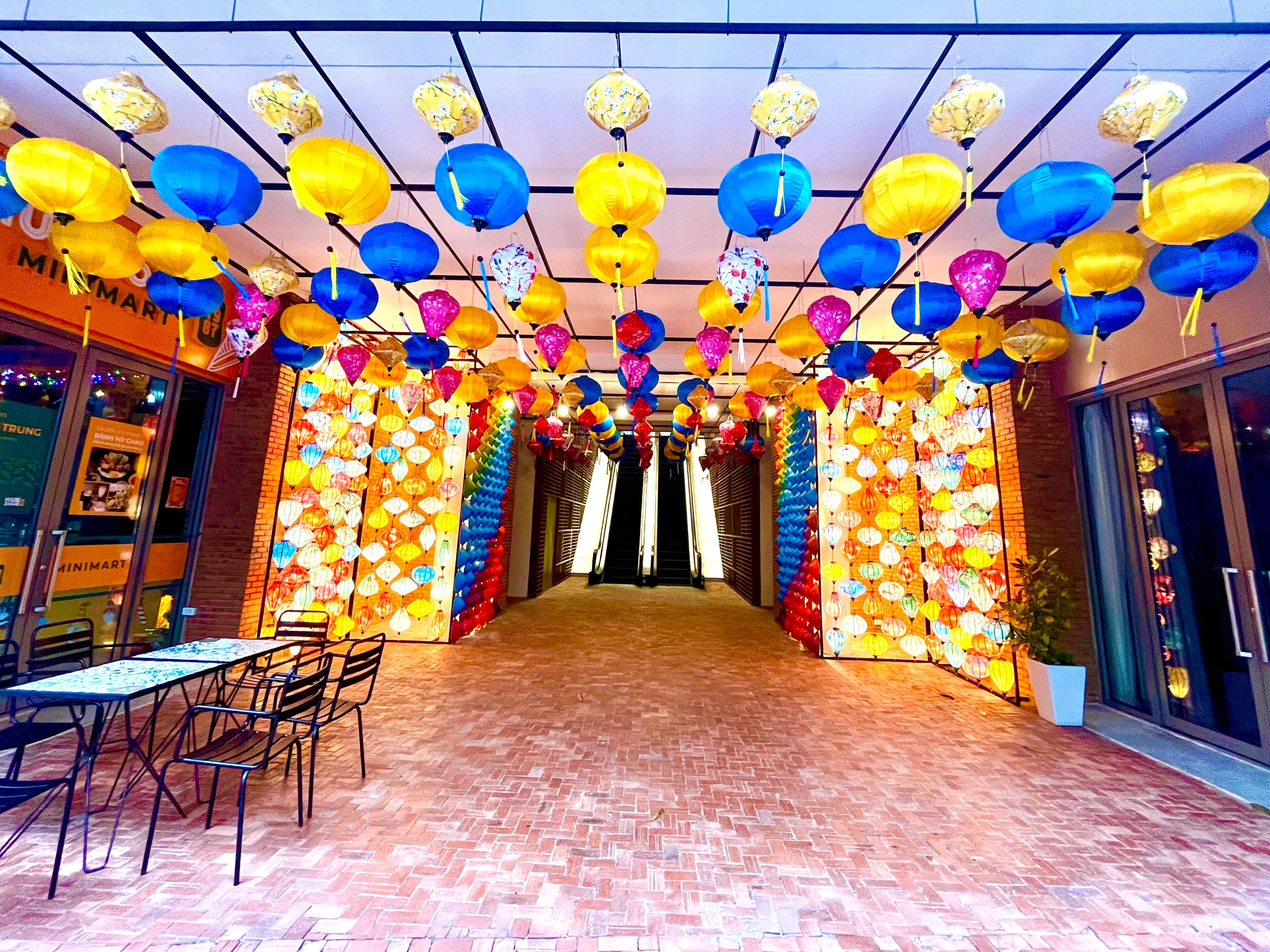 From the entrance… walkway down the escalator to the pool (Pizza place through there)