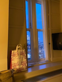 Leuk detail: Luiken i.p.v. gordijnen.