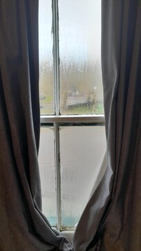 Entra aire, agua y ruido por las ventanas