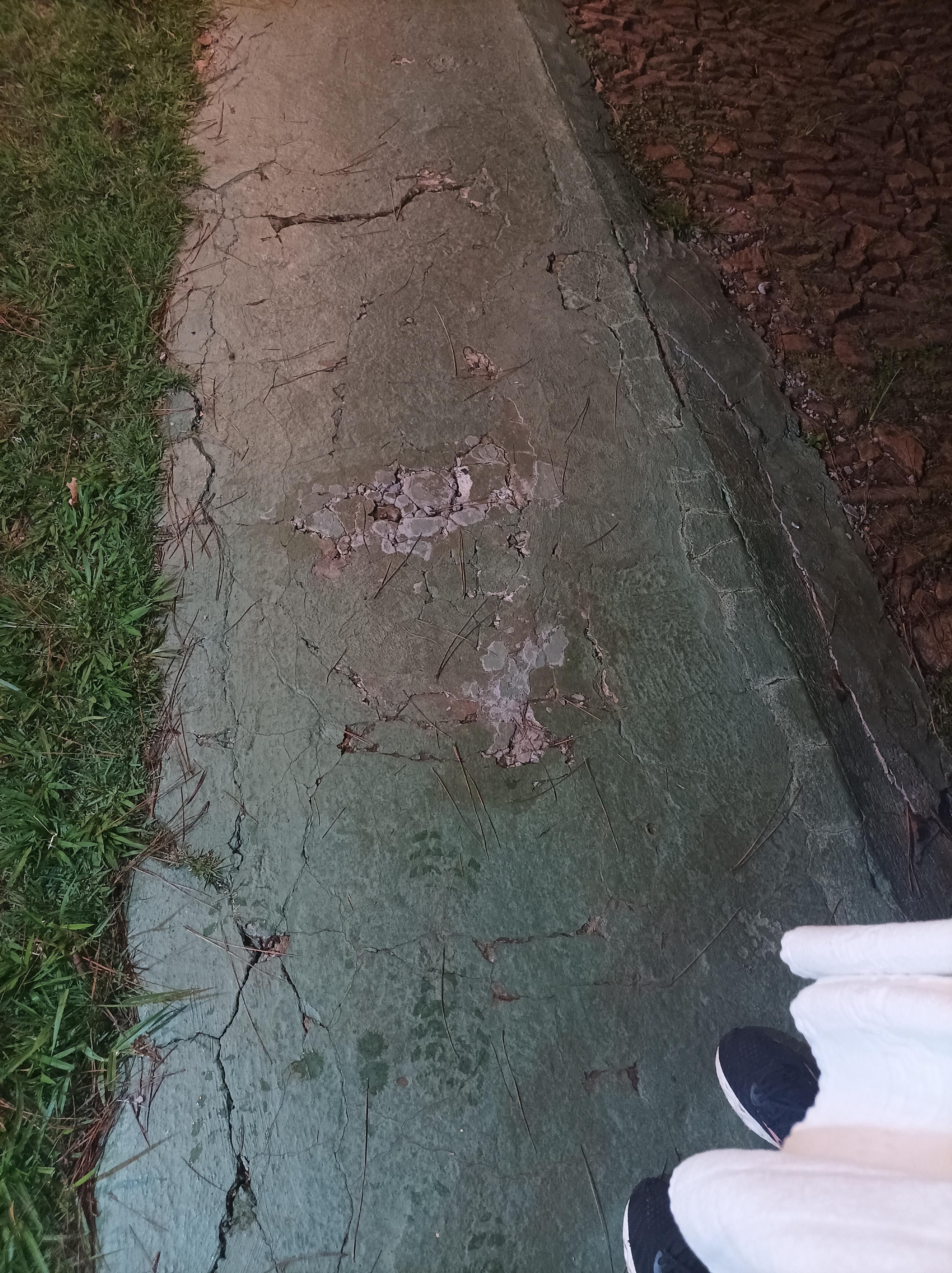 Calçada p área de lazer, irregular,sem corrimão 
