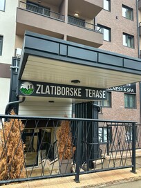 Two dead 🌲 trees at the main entrance. Hard to believe that nobody is noticing that.