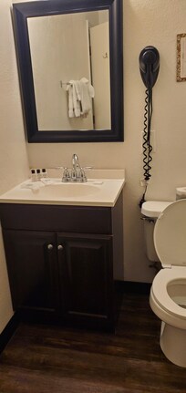 Vanity and sink newee