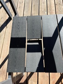 Defekter Stuhl auf der Terrasse