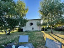 La maison depuis le jardin. Idéal pour prendre son petit déjeuner en regardant les champs. Une biche est passée non loin d'ailleurs.