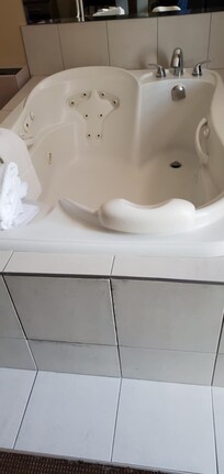 Hot tub in honeymoon suite