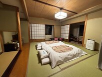 La camera. I futon sono stati apparecchiati mentre eravamo a cena