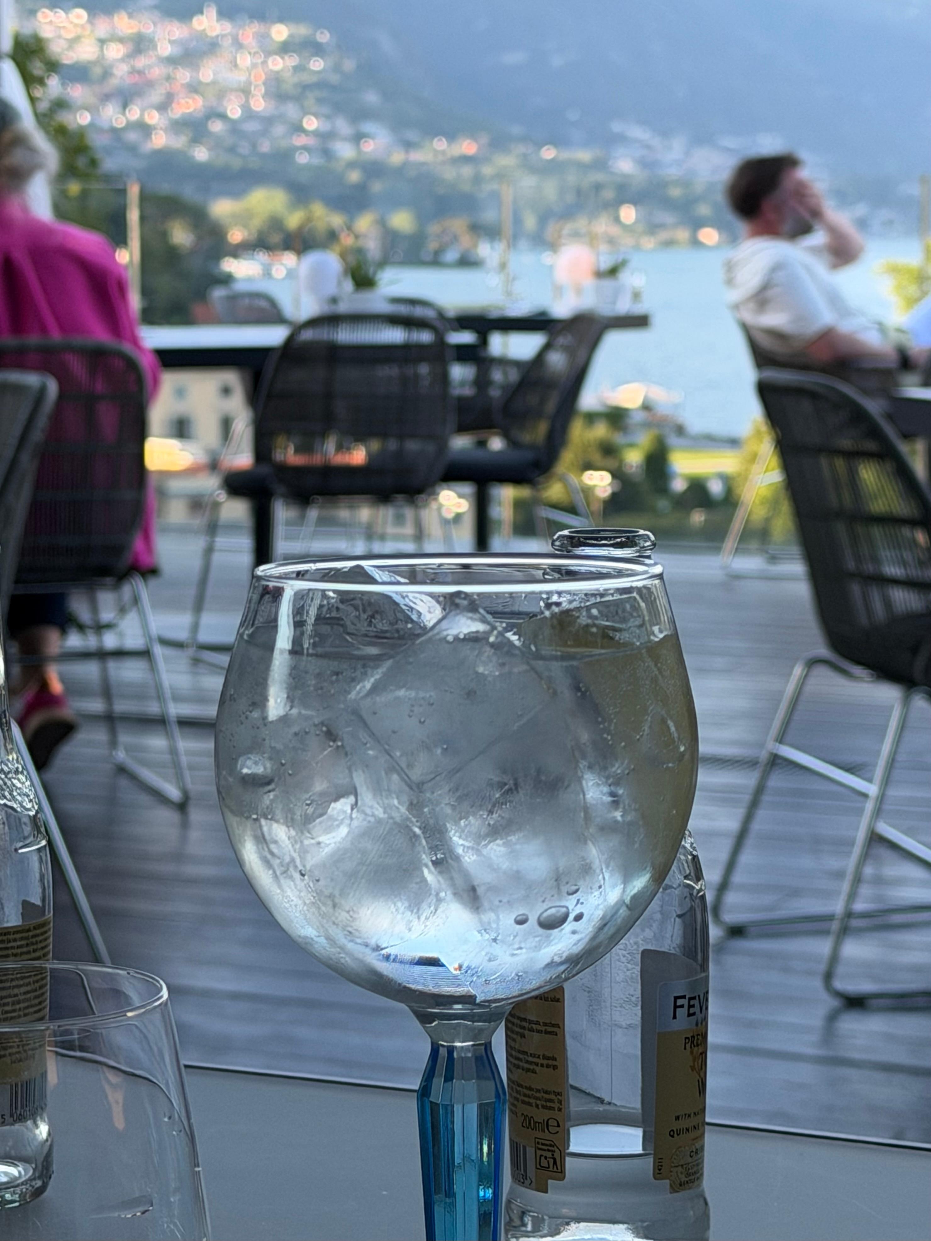 Drink på hotellets takterrass. 