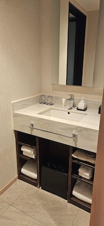 The room has a separate space for sink/mirror.