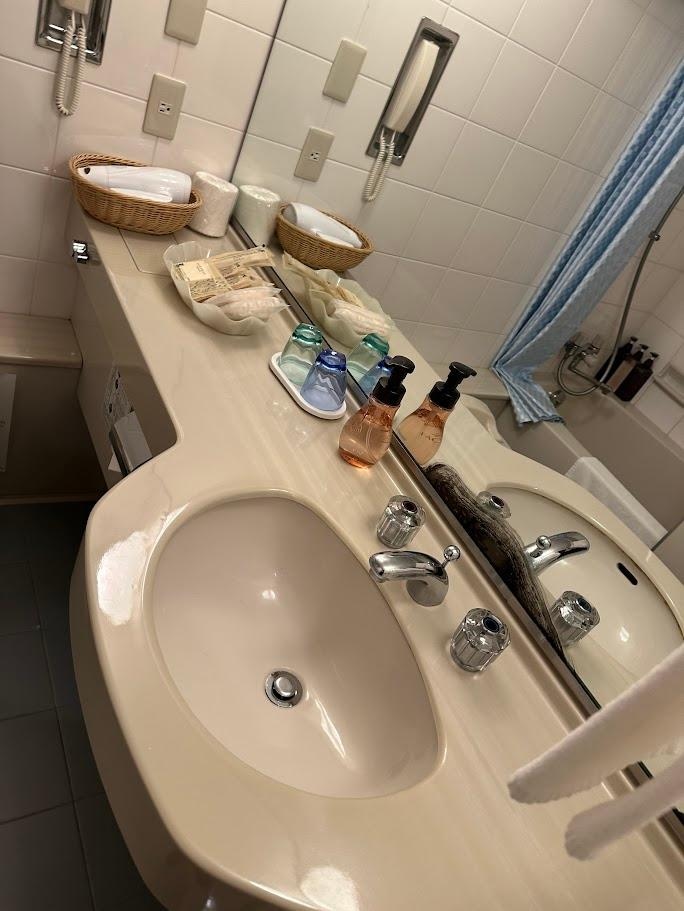 アメニティは洗面台のカゴに不足分を補充してくれます