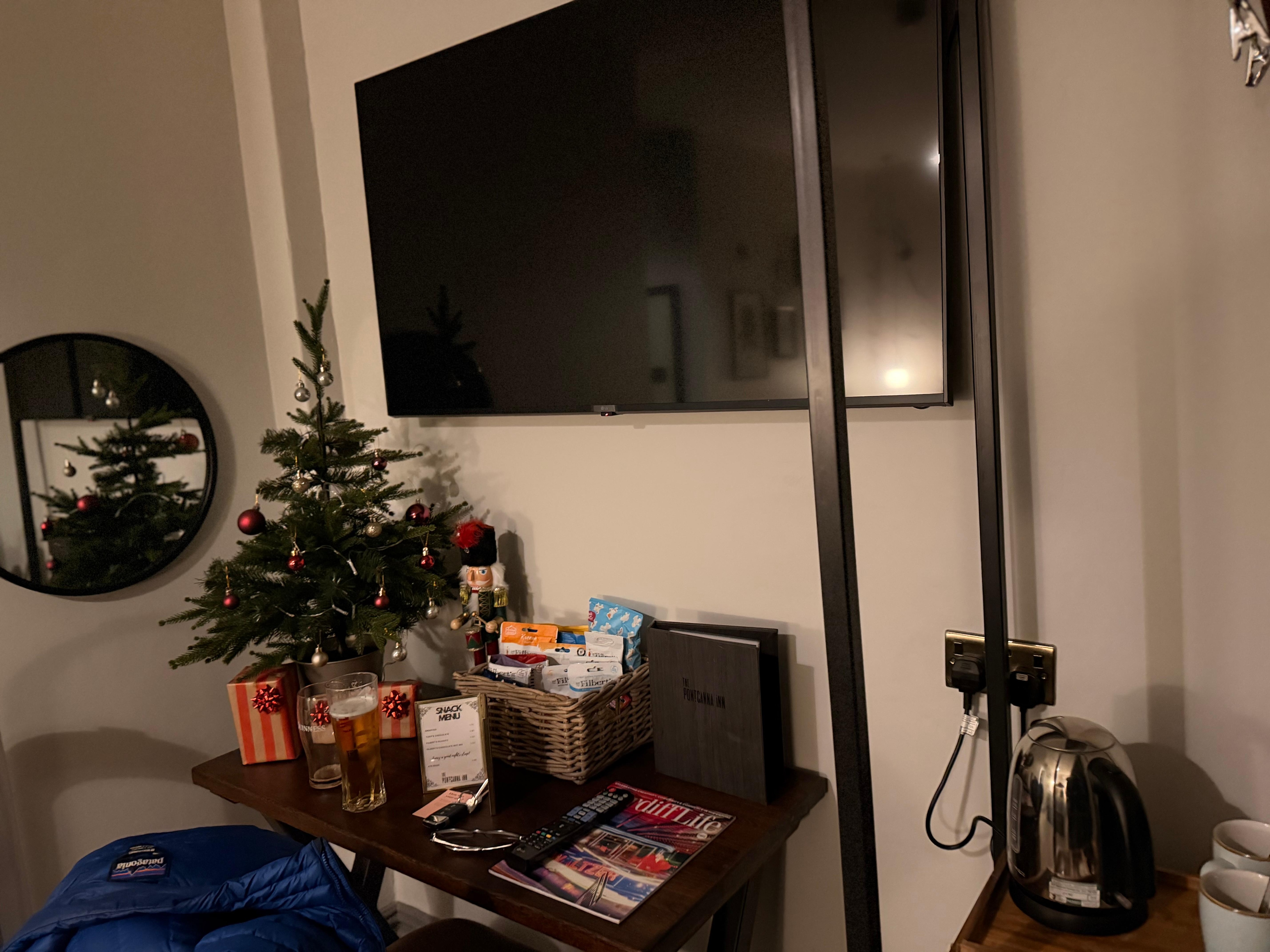 Nice touch of a Christmas tree for seasonal cheer 🌲 