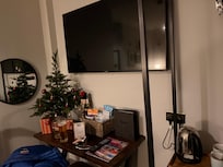 Nice touch of a Christmas tree for seasonal cheer 🌲