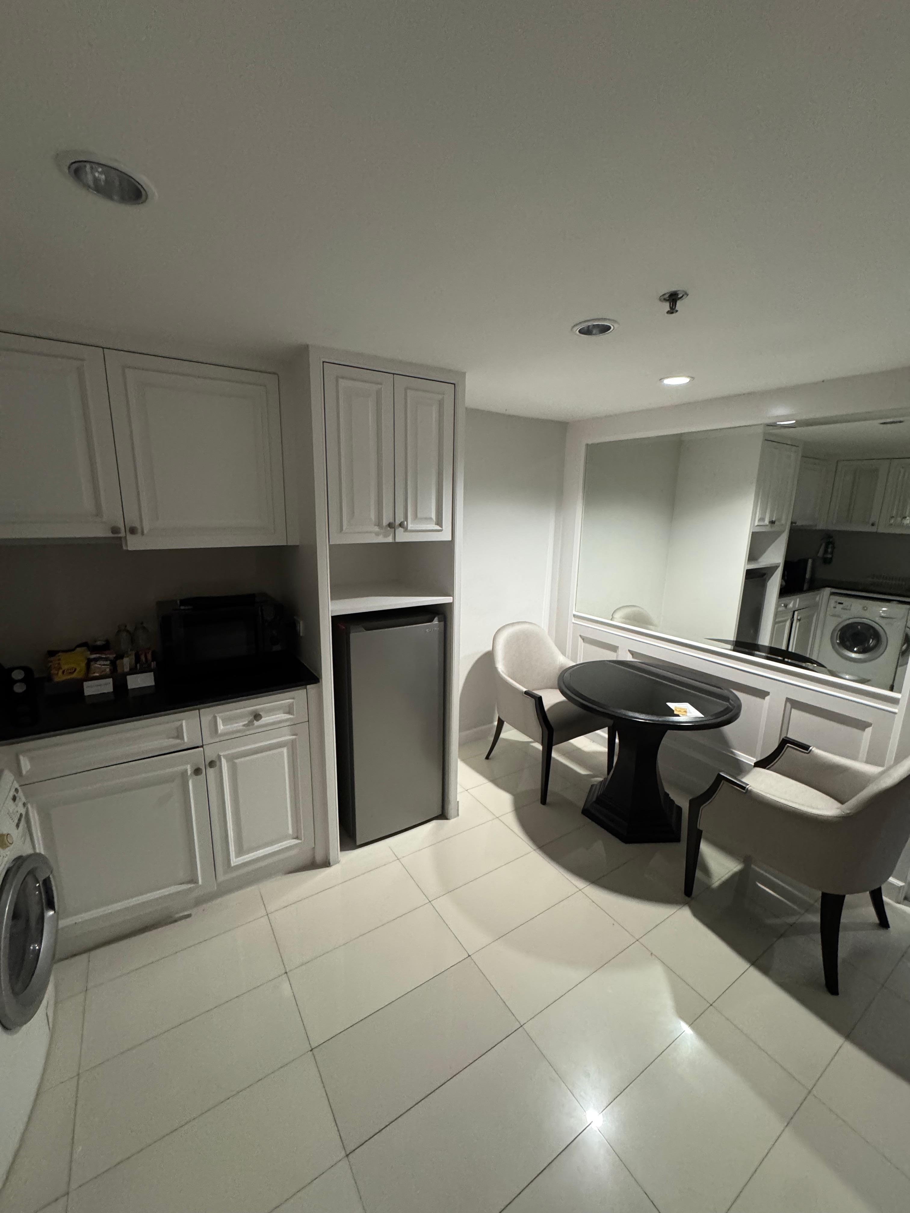 Essecke und Waschmaschine und Küche mit Kühlschrank 
