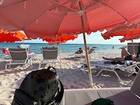 2 minute walk to the beach, chair and umbrella were included in my room price