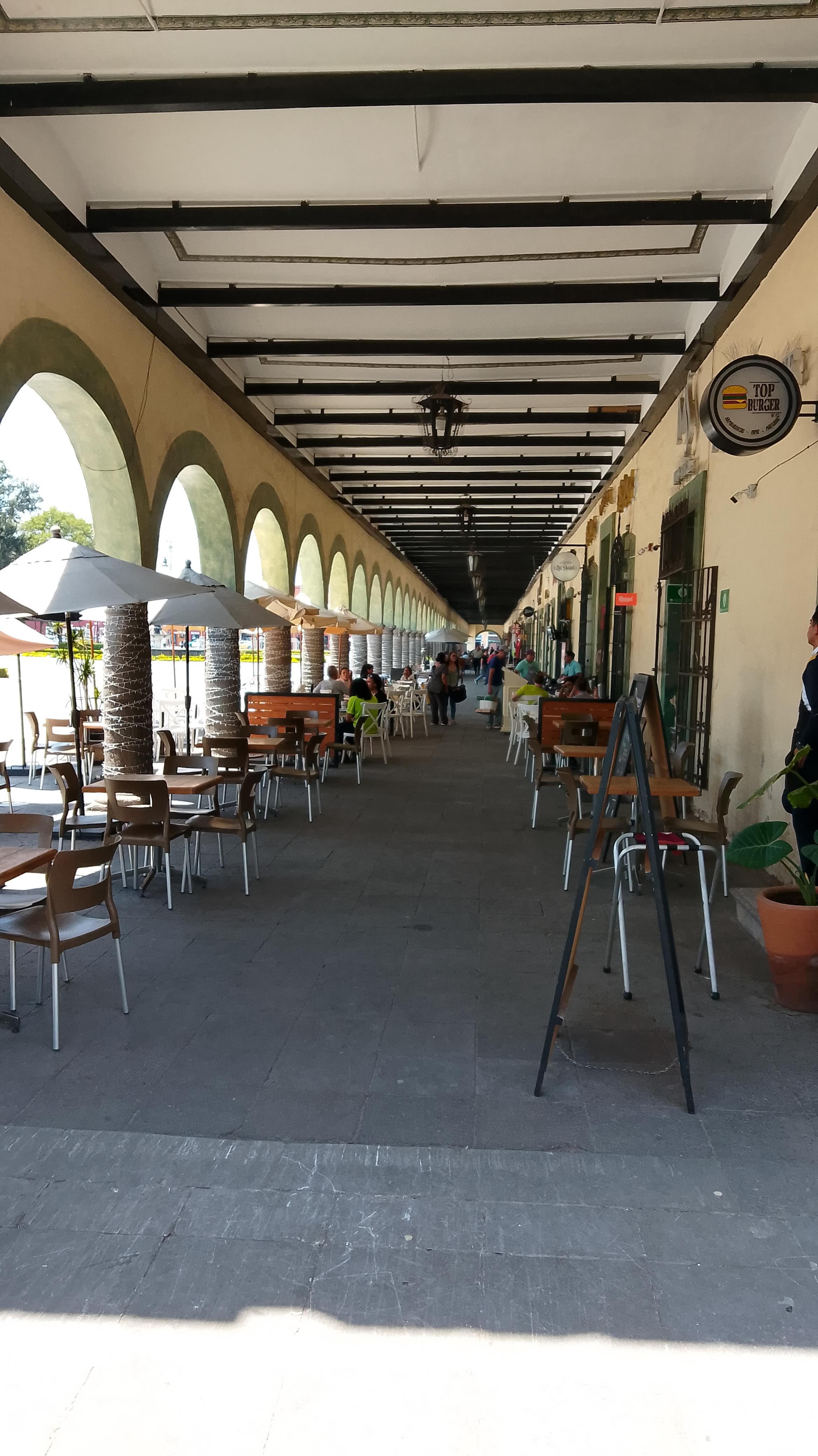 La entrada es poco visible pero por dentro el hotel si está grande útil si lo que buscas es solo descansar no.lujos 