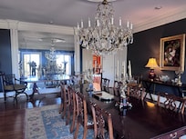 Gorgeous dinning room.